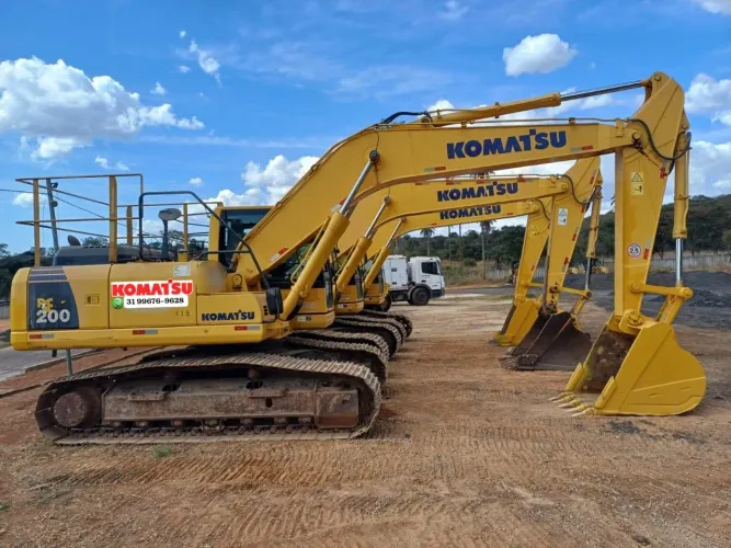 Escavadeira Komatsu PC200 cabinada 