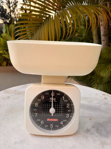 Balança mecânica de cozinha da marca clássica Sunrise, capacidade de até 10 kg. Vintage