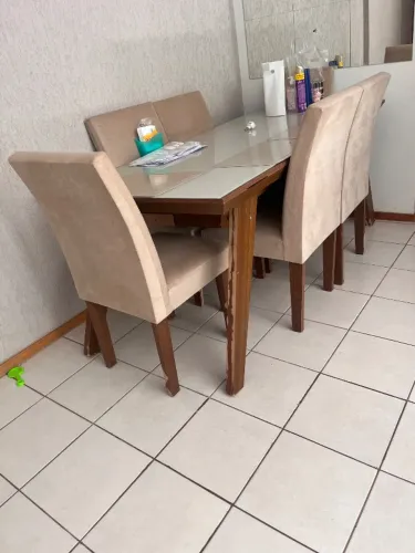 Mesa de jantar e 6 cadeiras 