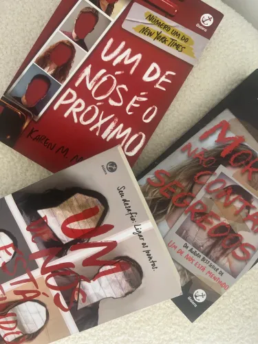 TRILOGIA COMPLETA - Um de Nós Está Mentindo