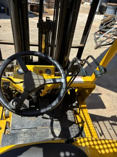 Empilhadeira KOMATSU revisada, transmissão automática, torre triplex com deslocador