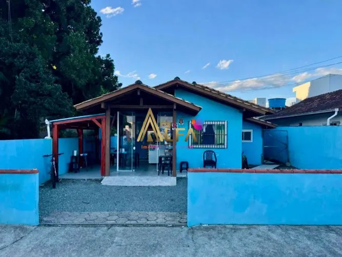 CASA À VENDA EM PENHA/SC LOCALIZAÇÃO PRIVILEGIADA