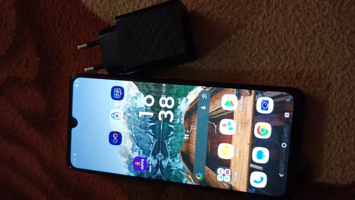 Vendo Motorola G 06 128 gigas com 8 gigas de ham com carregador película