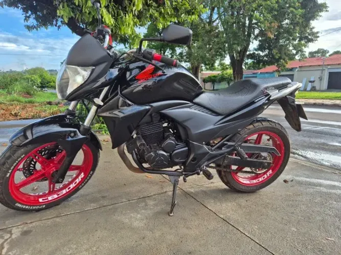 Moto Honda CB300R preta ano 2015