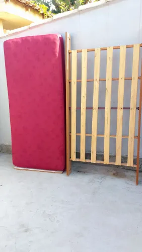 Cama de solteiro em perfeito estado com colchão de brinde