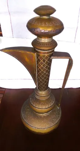 AntigoDallah grandes proporcões Bule árabe metal amarelo cinzelado padrão escamas Losangos