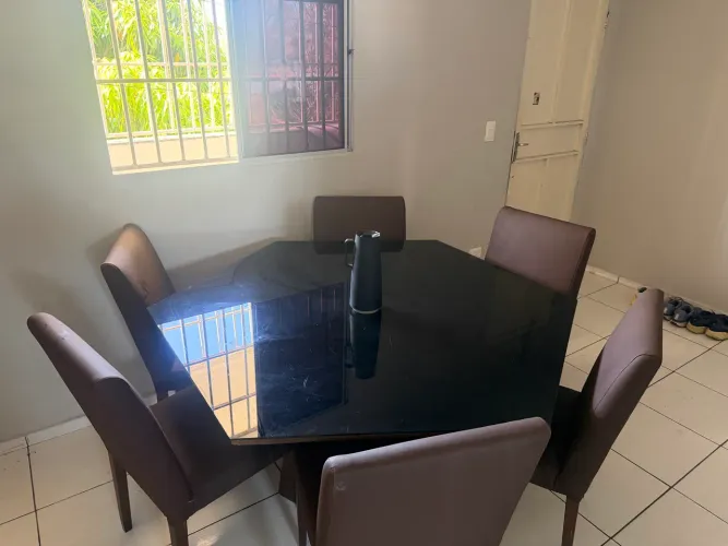 Mesa de jantar (tampa de vidro) + seis cadeiras