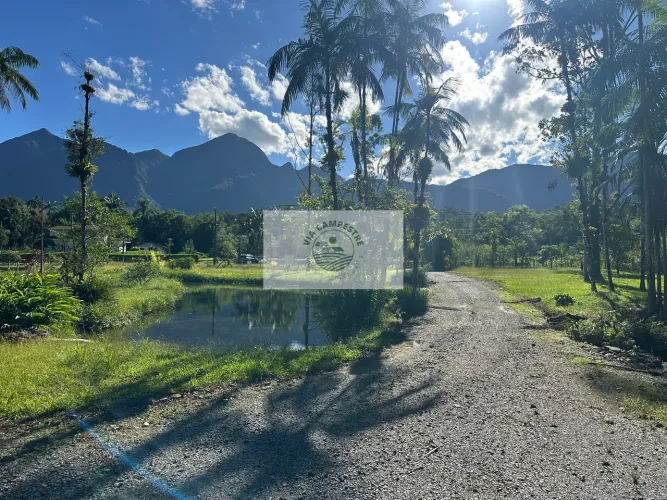 Sítio com 40.171 m2, com riacho de aguas cristalinas, lago, topografia plana, escriturado,