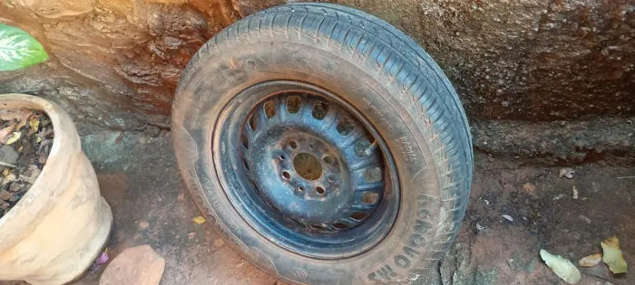 Roda aro 13, com pneu usado