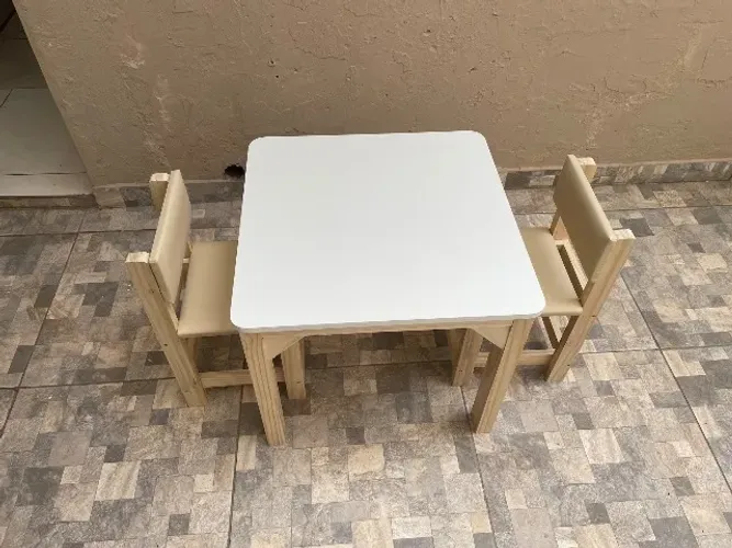 Mesa infantil com cadeiras estofadas beges
