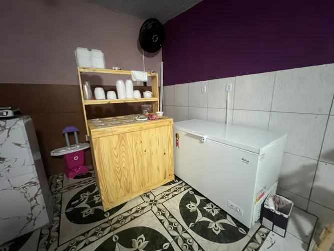 Mesa e cadeira e balcão de açaí completo