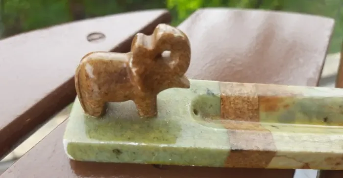 Porta-incenso esculpido em mármore com detalhe de elefante 25cm compr