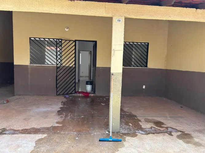 aluga se casa com 2 quartos,sala ,cozinha e banheiro garagem para 2 carros