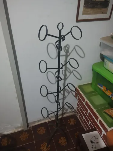 Expositor clássico de garrafas em metal 