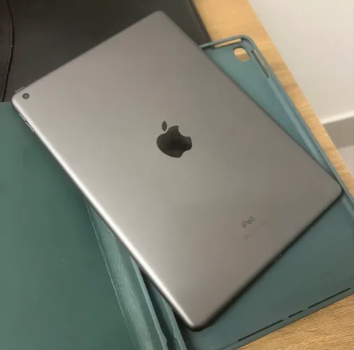 iPad 8 - 32GB + capinha com teclado 