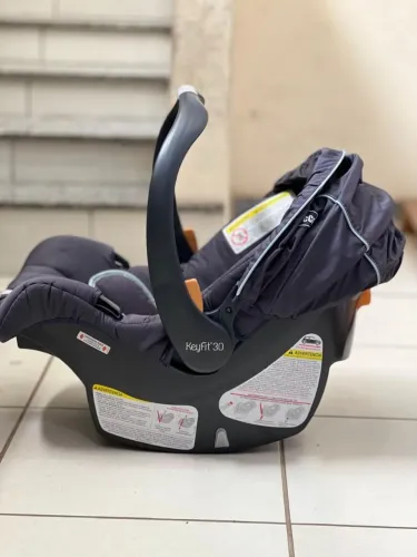 Carrinho de bebê e bebê conforto Chicco bravo