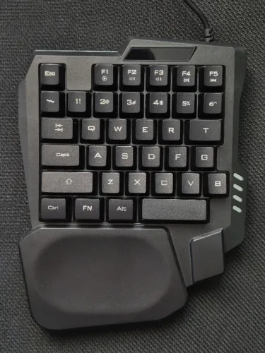 Teclado Gamer One-Handed - LED Rainbow, Teclas Membrana - Cabeado (Usado, ótimo estado)