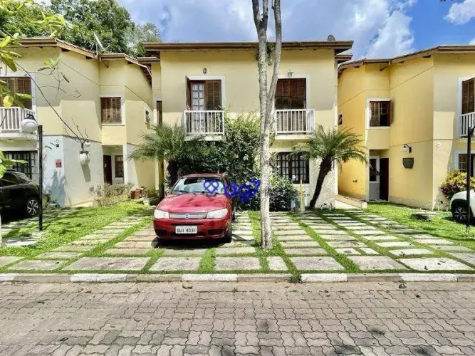 Casa em condomínio na Granja Viana 3 dormitórios e 2 vagas cobertas