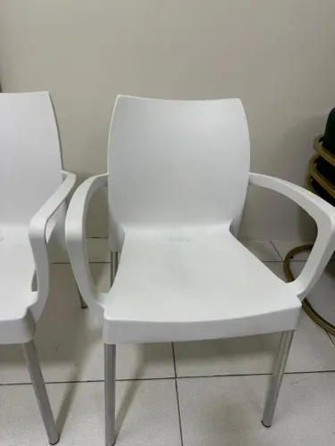 Poltrona Plástica Sec Line com pés em Alumínio