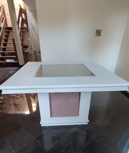 Mesa de jantar para 8 cadeiras.