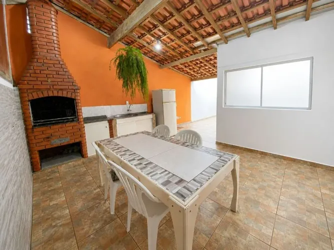 Casa à venda no Centro de Mongaguá com 4 dormitórios, suíte, 5 vagas e porteira fechada