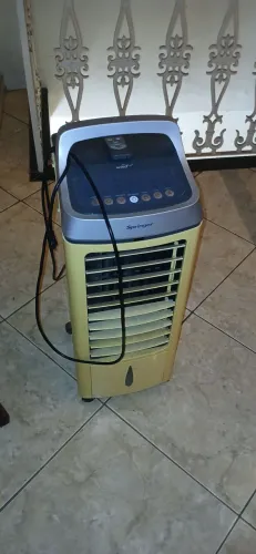 Um climatizador de ar portátil da marca Springer.