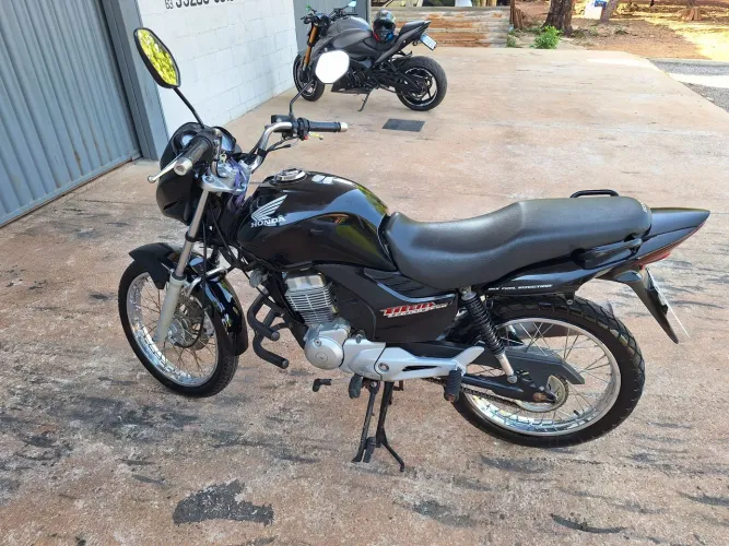 Vendo titan, ano 2013, completa, valor de 9 mil reais, interessado *