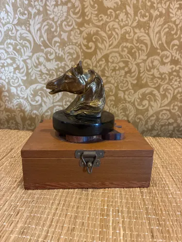Escultura de cabeça cavalo?