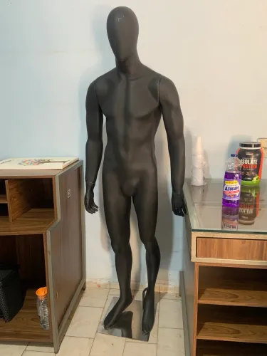 Manequim Masculino Preto Fosco Corpo Inteiro + Base de Metal (Pra Sair Hoje!)