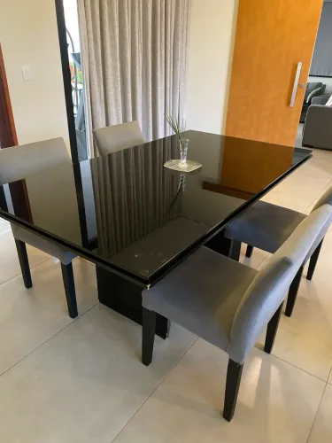Conjunto Mesa de Jantar Retangular Laca e Cadeiras Acolchoadas