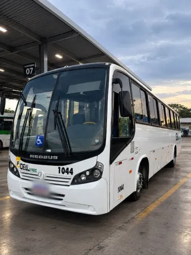 Ônibus Rodoviário Motor Dianteiro + Ar Condicionado 1722MB Ano 2011