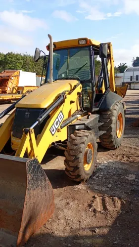Retroescavadeira JCB 2013 3CX 4x4