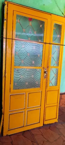 Duas janelas uma porta 
