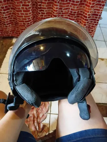 Capacete LS2 com óculos interno