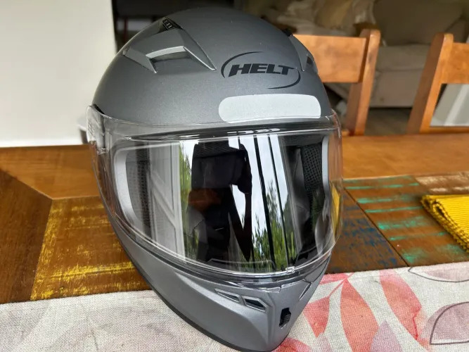Capacete de moto Helt 1 ano de uso tam 58