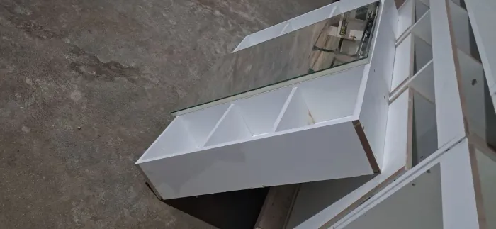Móvel de parede de banheiro com porta de vidro