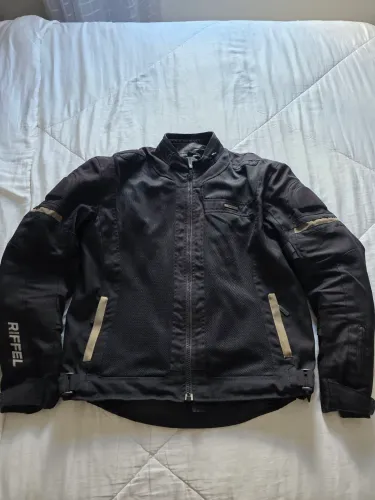 Jaqueta de proteção para motociclistas da marca Riffel, modelo Summer R2