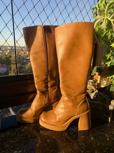 Bota Cano Alto Marrom 