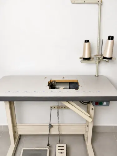Mesa Bancada Industrial para Overloque com Motor Fox 400W e 2 Pedais