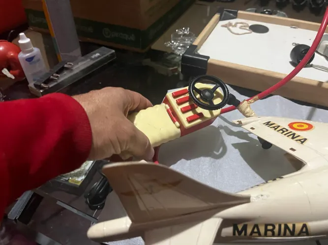 avião de ataque, possivelmente um Harrier AV-8S Matador da Marinha espanhola antigo