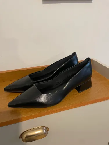 Scarpin salto baixo preto 39