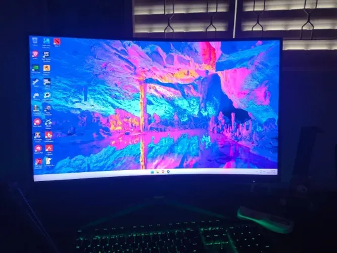 Monitor AOC Legend 27" curvo, FHD, 0.5 ms, 240 hz, HDMI/DP
