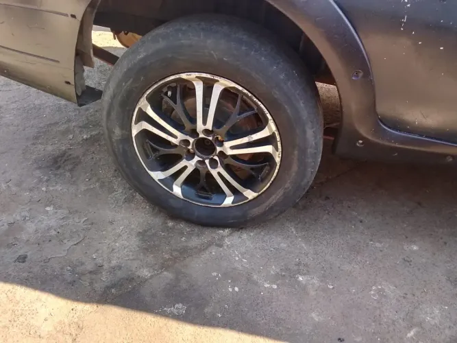 Quatro rodas 15 multifuro com pneu