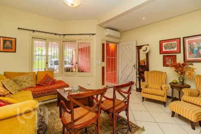 Casa à venda em Vila Ipiranga com 172 m², 3 quartos, 2 suítes, 3 vagas