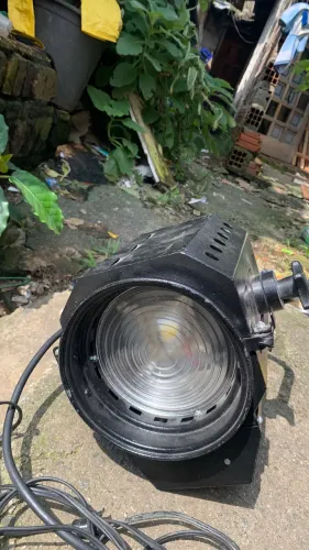? Refletor LED 200W Fresnel - Completo Vendo refletor LED 200W