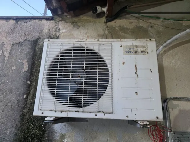 Ar condicionado Split 12.000 btus com defeito