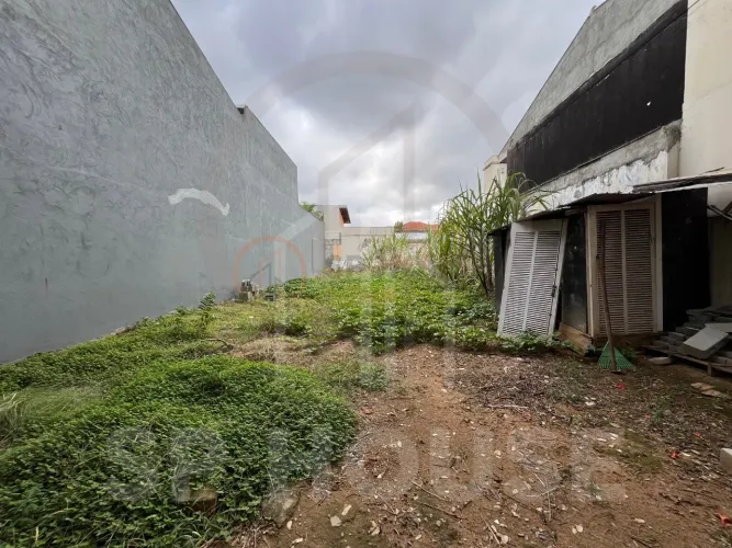 Terreno à Venda em Moema, 300m²