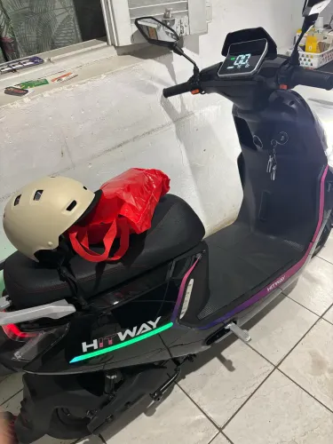 Moto elétrica modelo scooter (acompanha 2 capacetes e capa de chuva nunca usada)