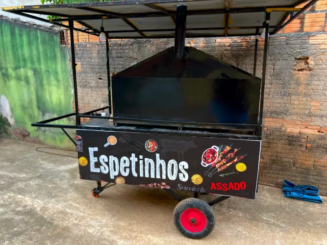 Carrinho de espetinho para venda