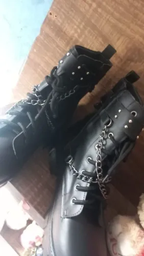 Bota Coturno Preta Tratorada com Correntes - Estilo Gótico/Alternativo